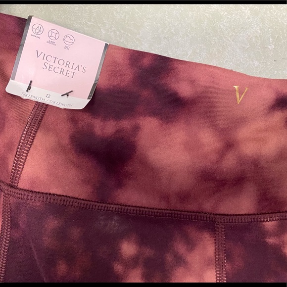 Victoria's Secret Incredible Essential Legging - Picture 5 of 7